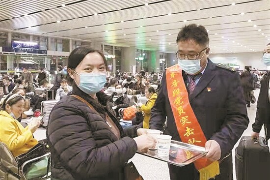 职工温馨归家之旅：探亲路费报销新规助力美好团圆