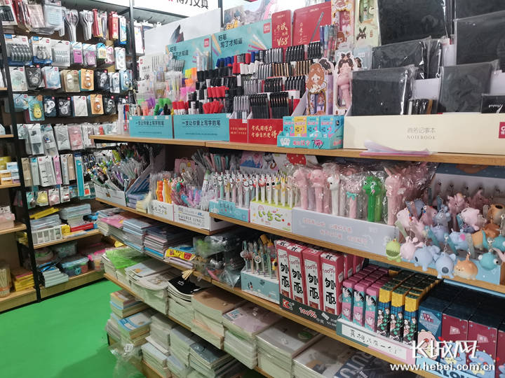 潮流文具展示架，尽享最新潮流创意文具盛宴